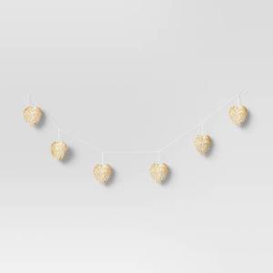 lot 2195 image: Corn Husk Heart Garland - Threshold