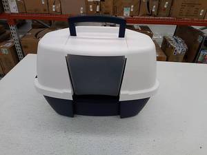 lot 6694 image: Cat litter box with scoop