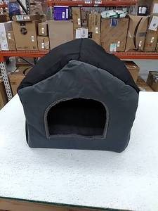 lot 6700 image: Petmaker small animal plush house