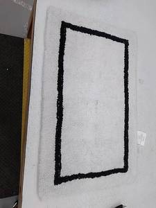 lot 6949 image: Modern Threads bath mat