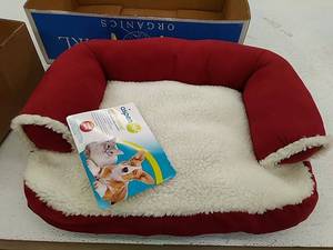 lot 7029 image: Aspen Pet Sofa Dog Bed