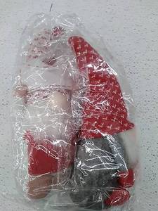 lot 7063 image: 2 - valentines gnomes