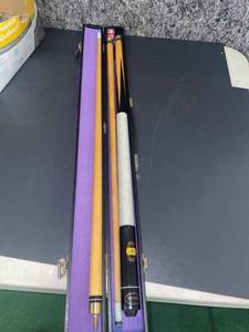 lot 1300 image: Pool cue in case