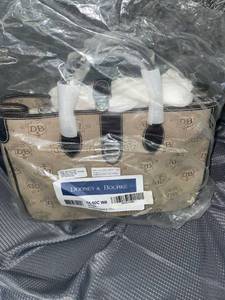 lot 1328 image: Brand new Dooney and Bourke purse DL50cW8