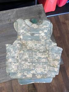 lot 1373 image: Military heavy Molly vest very heavy protective vest real thing