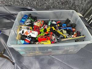 lot 1386 image: Tote full of die cast vehicles