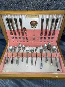 lot 1389 image: Beautiful set of flatware