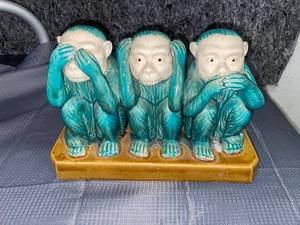 lot 1395 image: Decorative monkey ceramic about 14 inch long