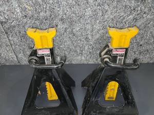 lot 1398 image: 6 ton 12,000 lb jack stand large