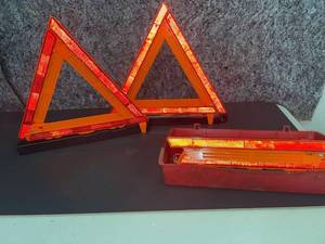 lot 1403 image: Safety Triangles with case 3 total
