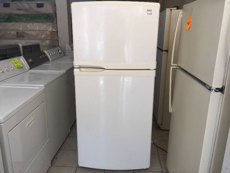 lot 1086 image: KENMORE 72904 TOP FREEZER REFRIGERATOR.