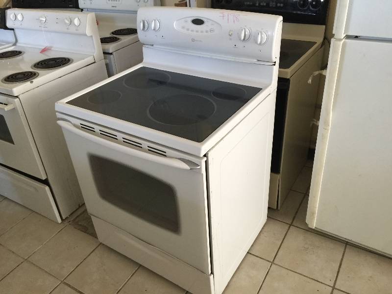 lot 3002 image: MAYTAG 30 Self-Cleaning Freestanding Electric Range