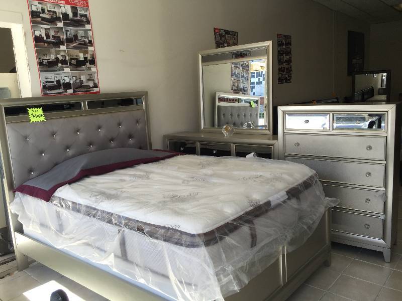 lot 3010 image: 5 PIECE LUXURY BEDROOM SET