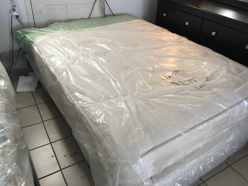 lot 3020 image: SEALY POSTUREPEDIC ENCORE ULTRA PLUSH KING MATTRESS