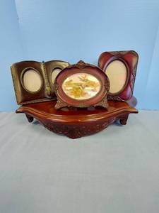 lot 32655 image: Decorator Shelf & 3 Picture Frames