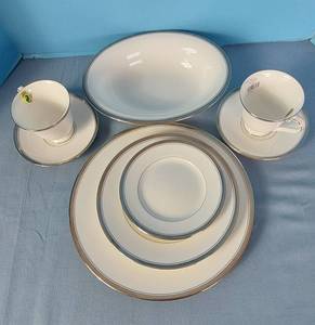lot 32682 image: Waterford Harcort Platinum, 2 place settings