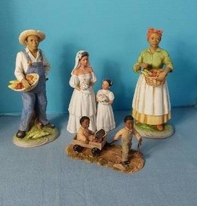 lot 32693 image: Porcelain Family Figures