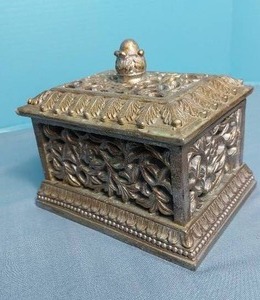 lot 32699 image: Pretty Box