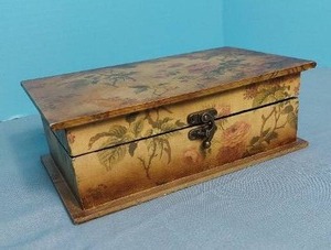 lot 32704 image: Very pretty box with Flower Design
