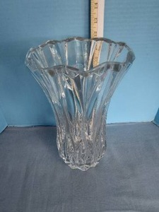 lot 32735 image: 12 Heavy Crystal Vase