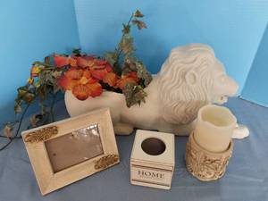 lot 32740 image: Lionhearted Display