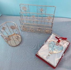 lot 32742 image: Really Pretty Hanging Heart Silverton Picture Holder, Letter & Pencil Holder