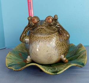 lot 32747 image: Funny Face Frog wLily Pad Plate
