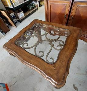 lot 327186 image: End Table Matches Lot 327185 & 32787