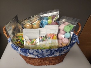 lot 54 image: Canscran��s Brand Freeze Dried Candy Easter Basket