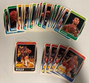 lot 126 image: Lot of 25 Near Mint 1988-89 Fleer Basketball - Includes Rookies