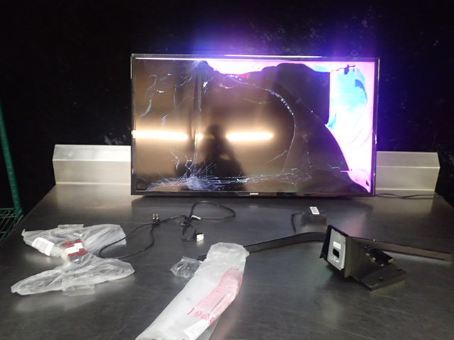 lot 200 image: Samsung 40in LED Smart TV