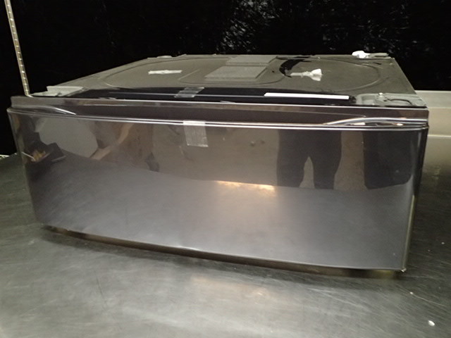 lot 205 image: Samsung WasherDryer Pedestal