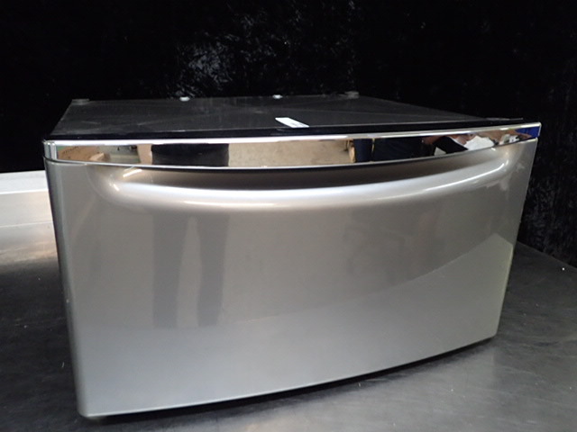 lot 206 image: WasherDryer Pedestal