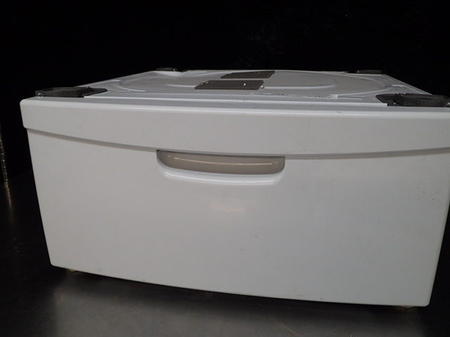 lot 207 image: Samsung WasherDryer Pedestal