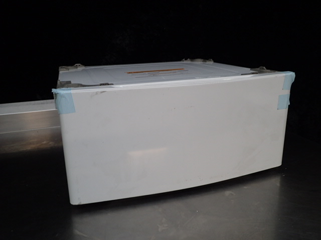 lot 208 image: Kenmore WasherDryer Pedestal