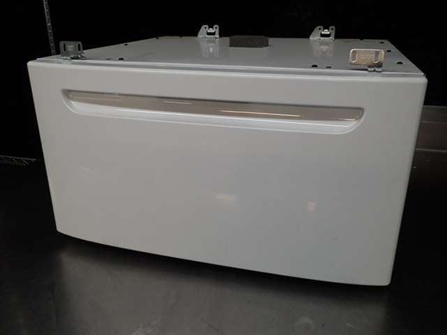 lot 209 image: WasherDryer Pedestal