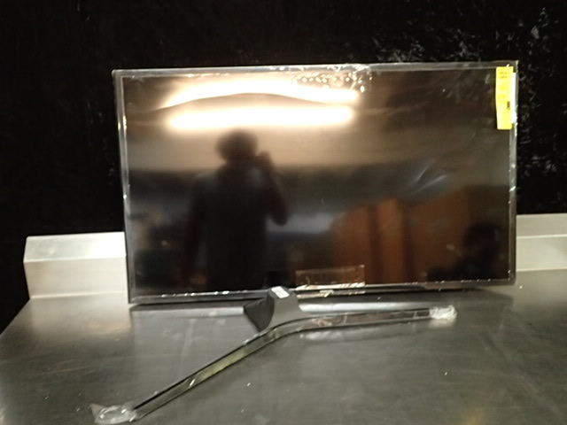 lot 211 image: Samsung Flat Screen TV