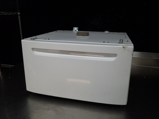 lot 216 image: Electrolux WasherDryer Pedestal