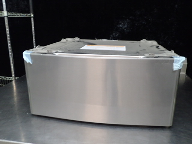 lot 217 image: Kenmore WasherDryer Pedestal