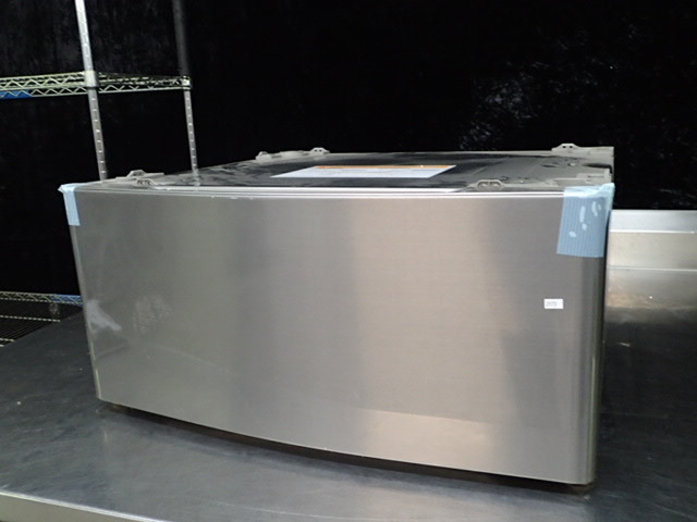lot 218 image: Kenmore WasherDryer Pedestal