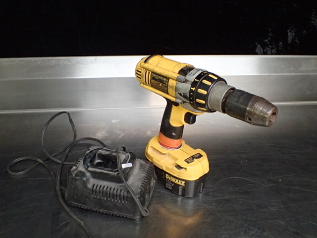 lot 239 image: Dewalt DC925 Cordless Hammer DriverDrillDriver