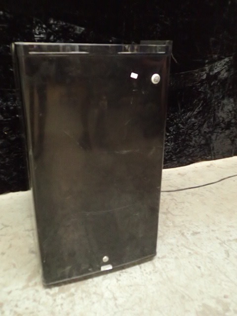 lot 260 image: GE Mini Refrigerator