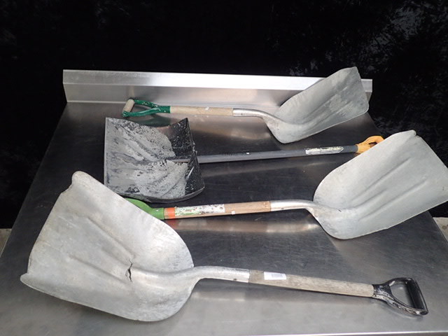 lot 263 image: (4) Shovels