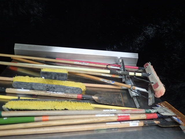 lot 265 image: Lot of Brooms, Hoes and Squeegees