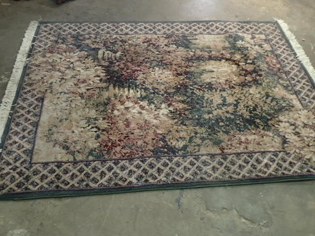 lot 273 image: Nice Area Rug