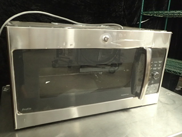 lot 123 image: GE ResidentialMicrowave Oven w Exhaust