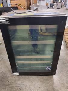 lot 6824 image: U Line Cooler Model Number UUHBV524IG01A