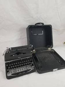 lot 4062 image: Antique Royal Typewriter w Removable Hard Case - What a beauty