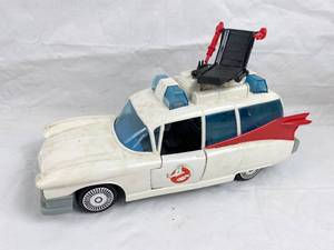 lot 4065 image: Vintage Kenner The Real Ghostbusters Ecto-1A Ambulance Car