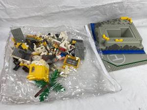 lot 4069 image: LEGOS - Various Pieces from a Kit - See pics